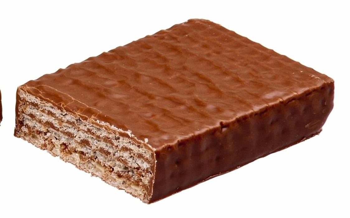 Un caramelo de canela artesanal en una caja de regalo